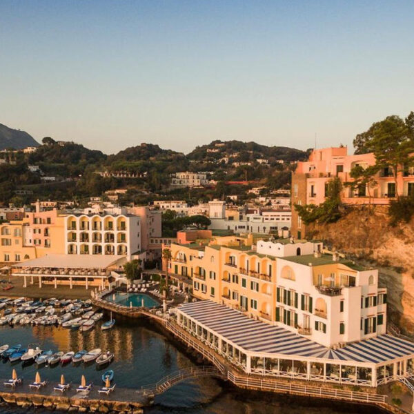 Vue aérienne du Regina Isabella Resort & Spa surplombant la baie de Lacco Ameno à Ischia.