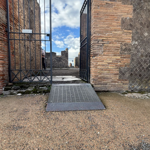 Rampe d'accès permettant de franchir un portail dans les ruines de Pompéi.
