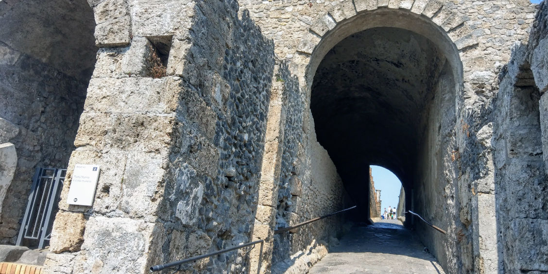 Arche antique en pierre de la Porta Marina Superiore à Pompéi.