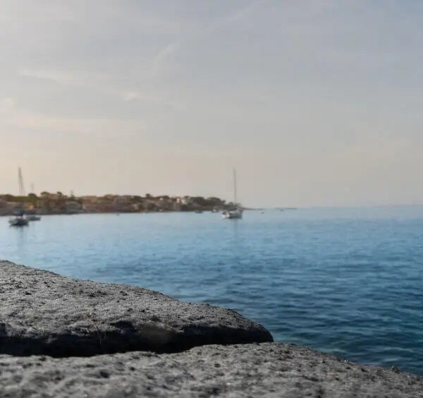 Bateaux à voile au mouillage dans les eaux calmes de la baie d'Ischia.