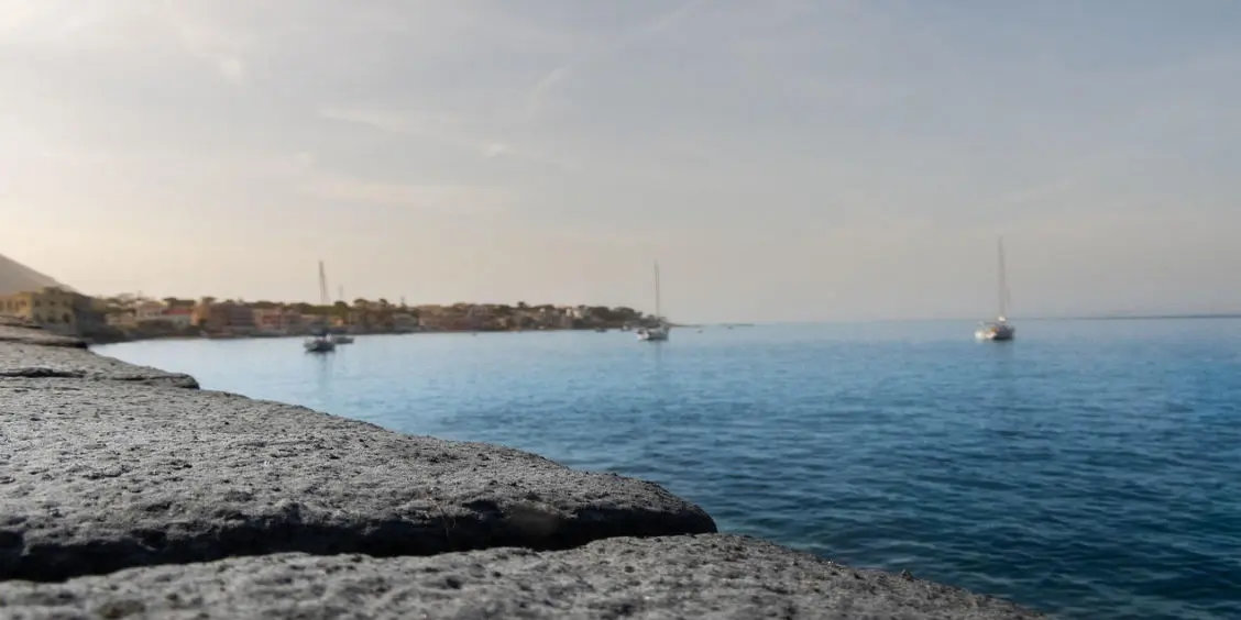 Bateaux à voile au mouillage dans les eaux calmes de la baie d'Ischia.