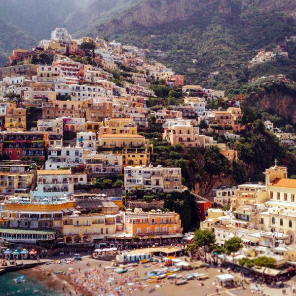 Littoral de Positano, le village vertical d'Italie, avec ses architectures méditerranéennes et son église a dôme doré surplombant la mer azur.