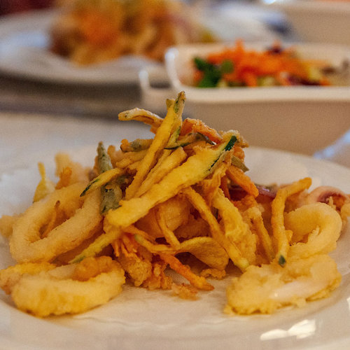 Plat de friture de poisson et de légumes servi dans un restaurant en Campanie.