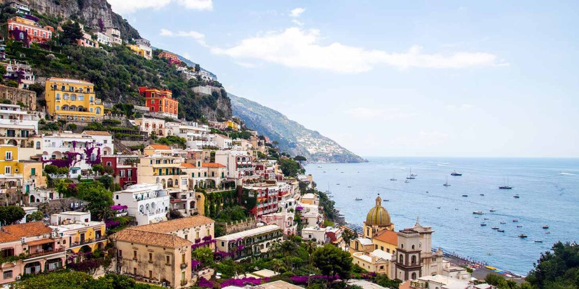 Vue panoramique de Positano avec ses maisons colorées sur la falaise et la mer de la Côte Amalfitaine.