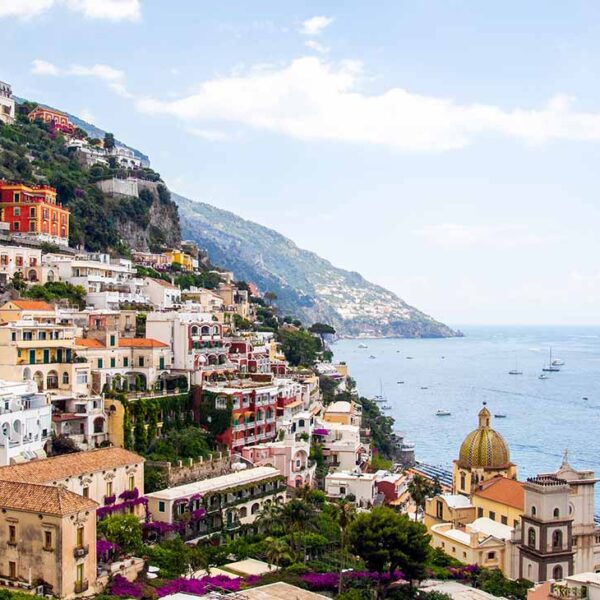 Vue panoramique de Positano avec ses maisons colorées sur la falaise et la mer de la Côte Amalfitaine.