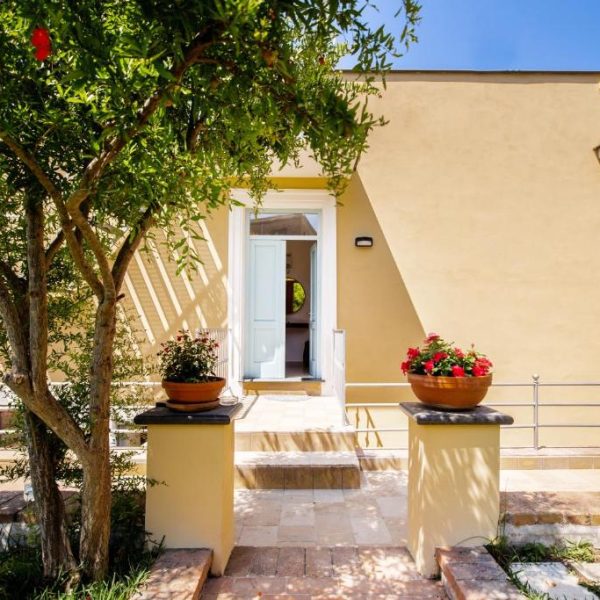 Entrée fleurie du B&B Prochytea à Procida, une maison d'hôtes typique et accueillante en Campanie.