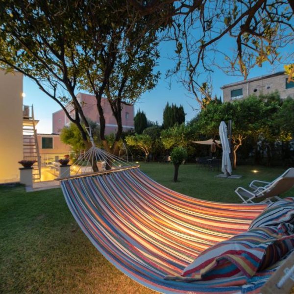 Jardin relaxant avec hamac au B&B Prochytea à Procida, parfait pour profiter des soirées en Campanie.