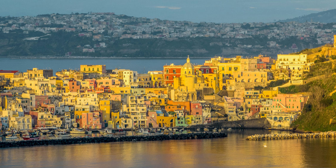 Panorama de Procida aux couleurs du coucher de soleil.
