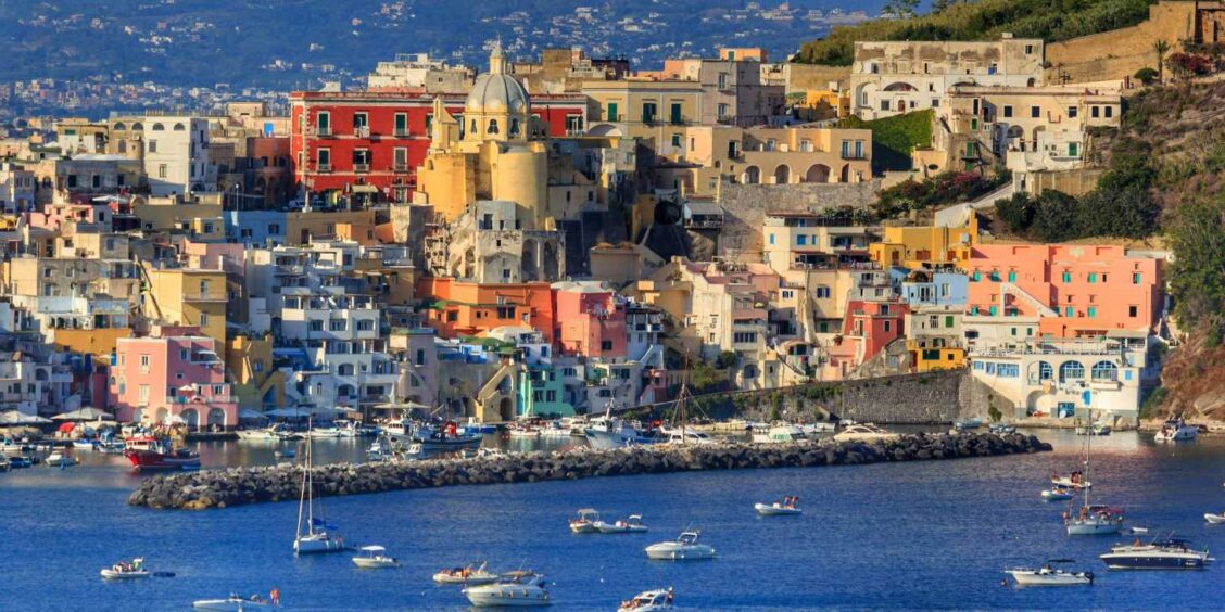 Les maisons colorées du port de la Corricella à Procida.