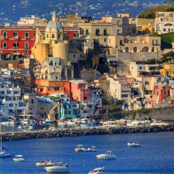 Les maisons colorées du port de la Corricella à Procida.