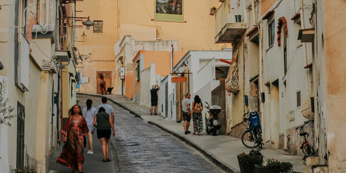 Se déplacer à pied dans les ruelles pittoresques de Procida.