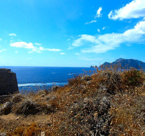 Punta Campanella près de Sorrente avec phare, mer bleue et vue sur Capri.
