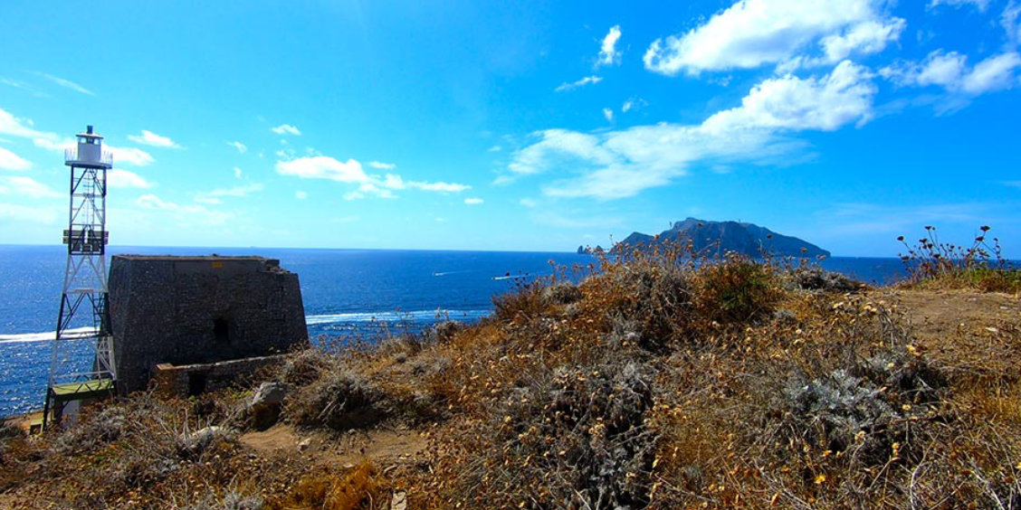 Punta Campanella près de Sorrente avec phare, mer bleue et vue sur Capri.