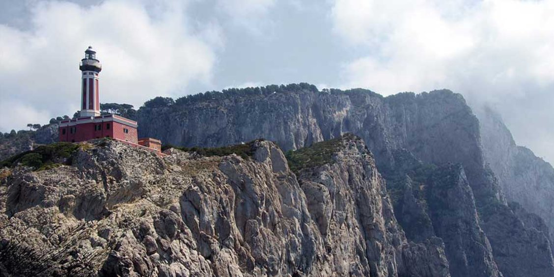Phare de Punta Carena à Capri dominant les falaises escarpées de l'île.