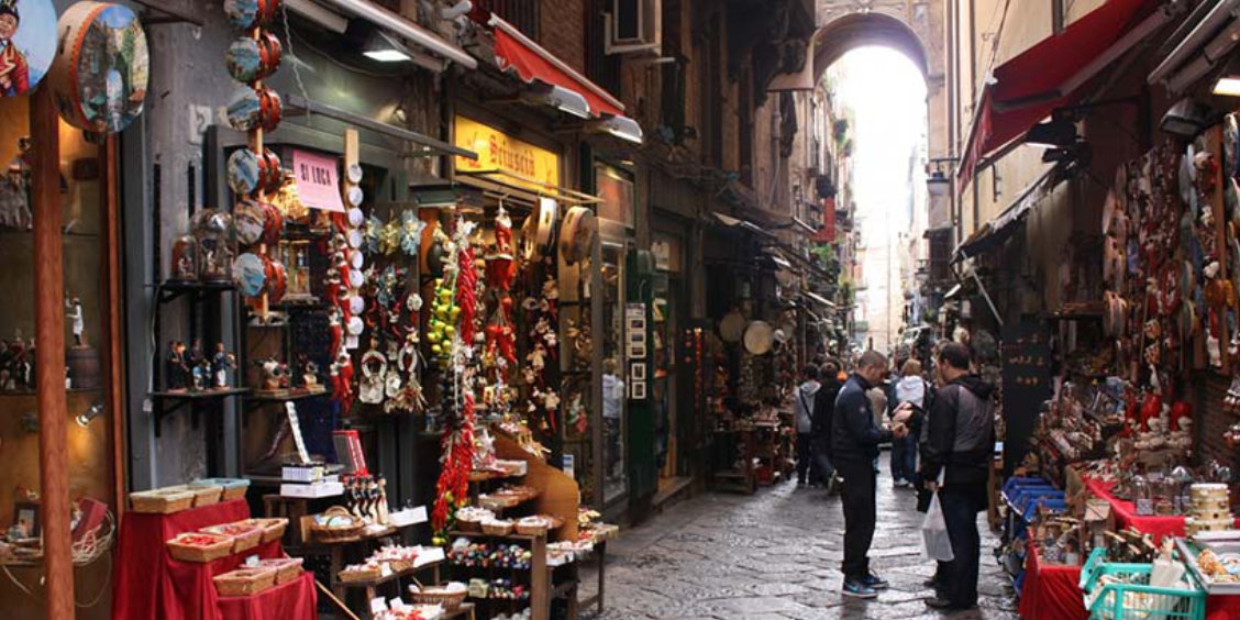 Ruelle animée de la Via San Gregorio Armeno à Naples, célèbre pour ses boutiques d'artisanat napolitain de crèche.