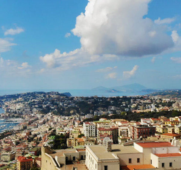 Vue aérienne des quartiers colorés de Naples s'étendant vers les collines.