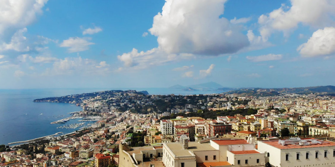 Vue aérienne des quartiers colorés de Naples s'étendant vers les collines.