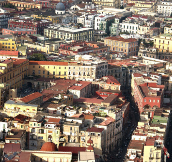 Vue aérienne des Quartiers Espagnols de Naples avec ruelles denses et bâtiments colorés du centre historique.