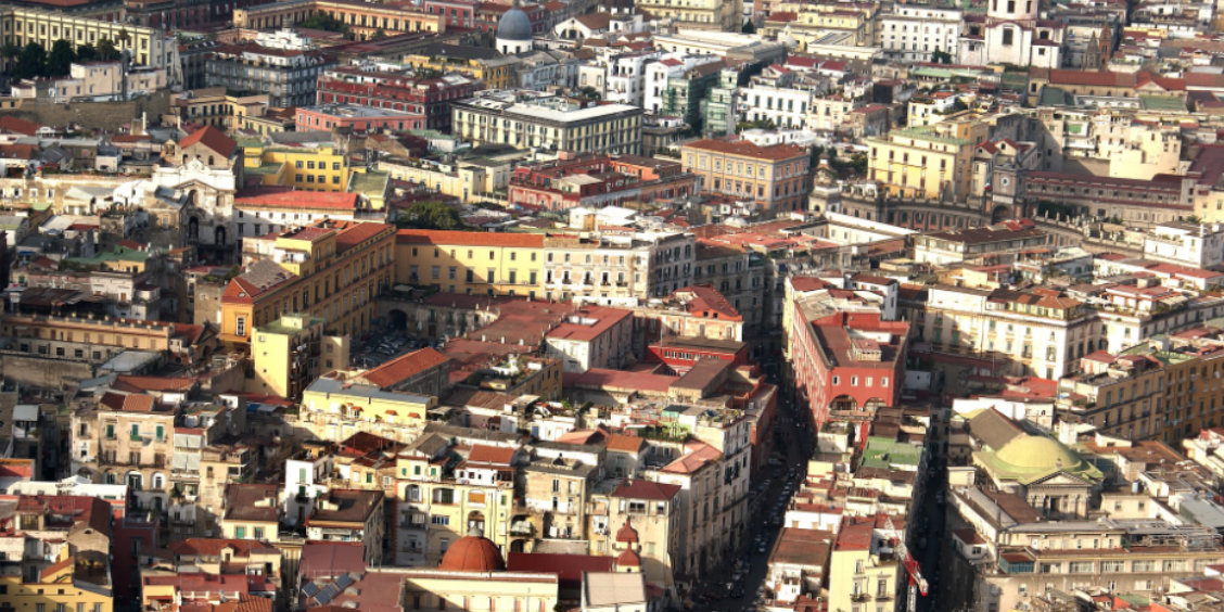 Vue aérienne des Quartiers Espagnols de Naples avec ruelles denses et bâtiments colorés du centre historique.