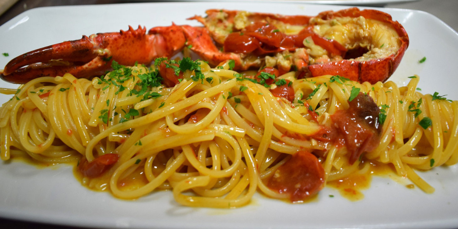 Assiette de pâtes au homard et tomates, spécialité culinaire de Procida.
