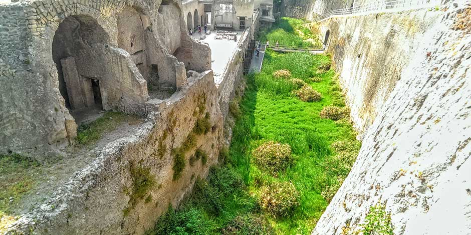 Vue du site archéologique d’Herculanum en Campanie, avec vestiges romains et ancien front de mer près de Naples.