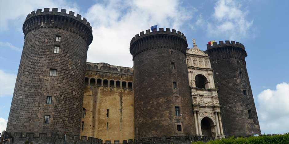 Castel Nuovo (Maschio Angioino) à Naples avec ses tours imposantes et arc de triomphe en façade.