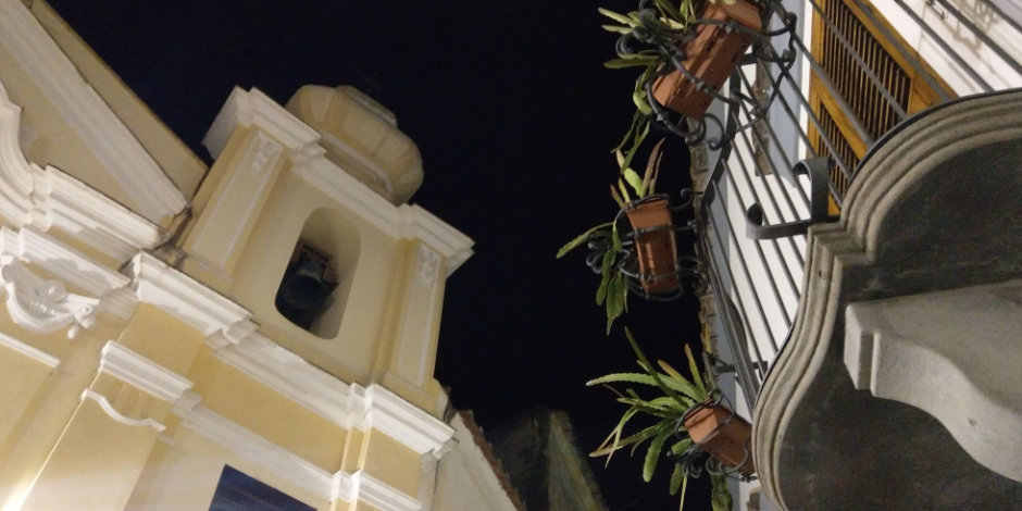 Que voir à Meta, avec église, ruelle historique et architecture traditionnelle de la côte de Sorrente.