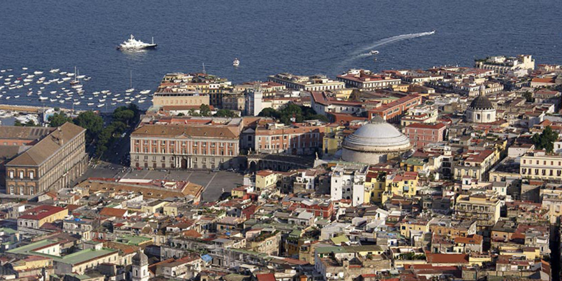 Vue aérienne de Naples avec la place du Plébiscite, la basilique et le front de mer.