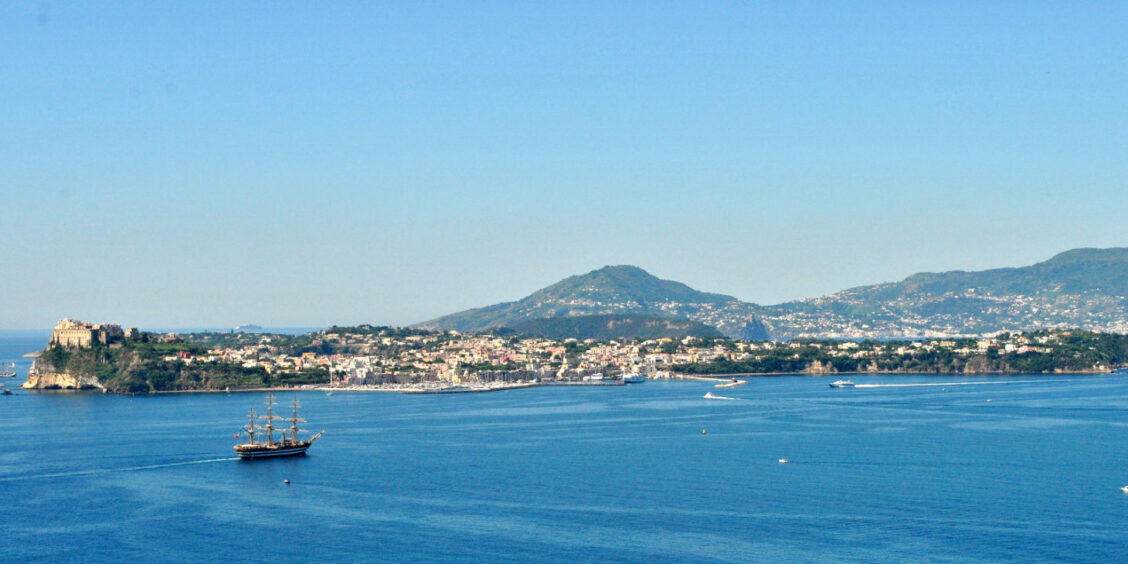 Panorama de l'île de Procida en Campanie avec le voilier Amerigo Vespucci et le bourg de Terra Murata.