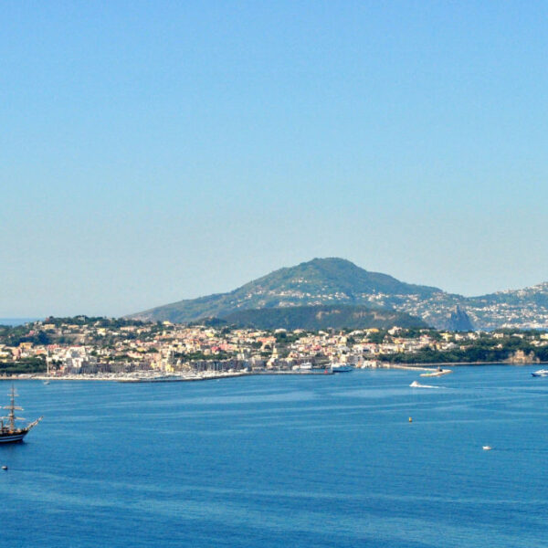 Panorama de l'île de Procida en Campanie avec le voilier Amerigo Vespucci et le bourg de Terra Murata.