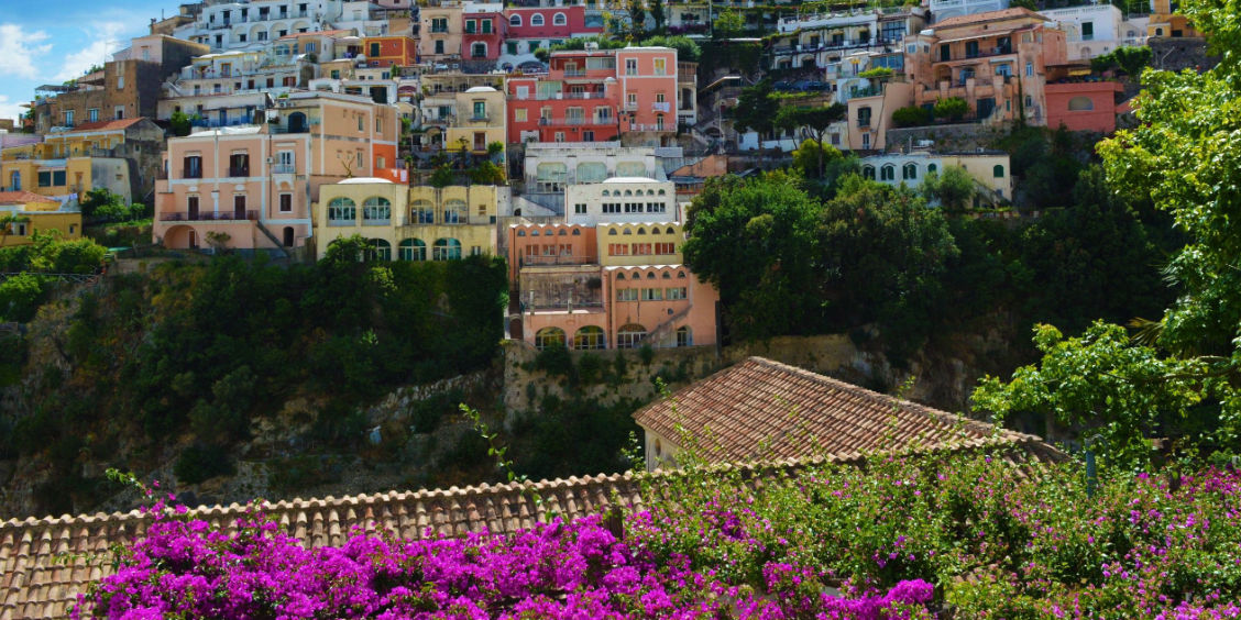 Maisons colorées de Positano et bougainvilliers en fleurs sur la falaise au printemps.