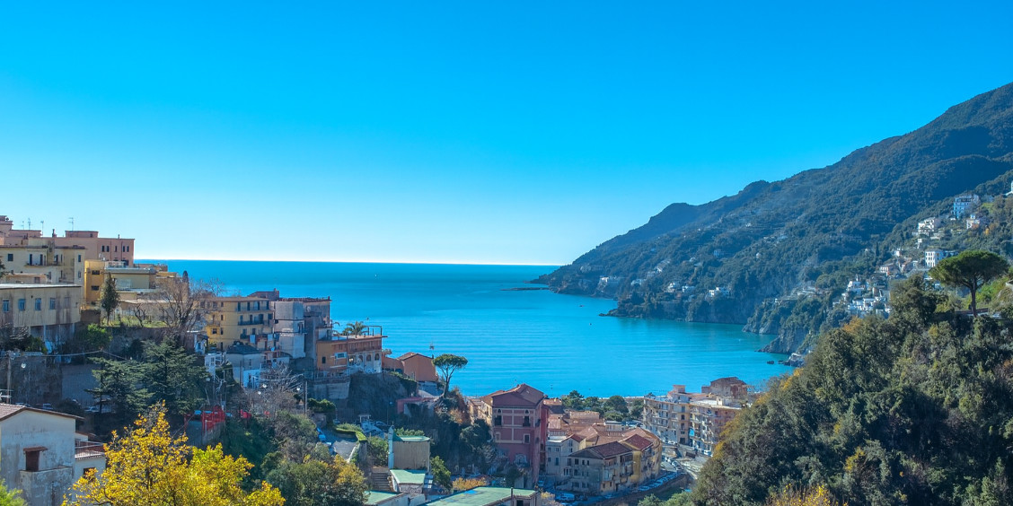 Le village perché de Raito dominant le golfe de Salerne à Vietri sul Mare.