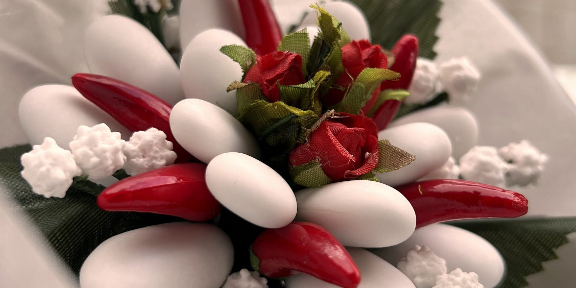Rameaux de Sorrente avec confettis blancs, piments rouges et petites fleurs décoratives.