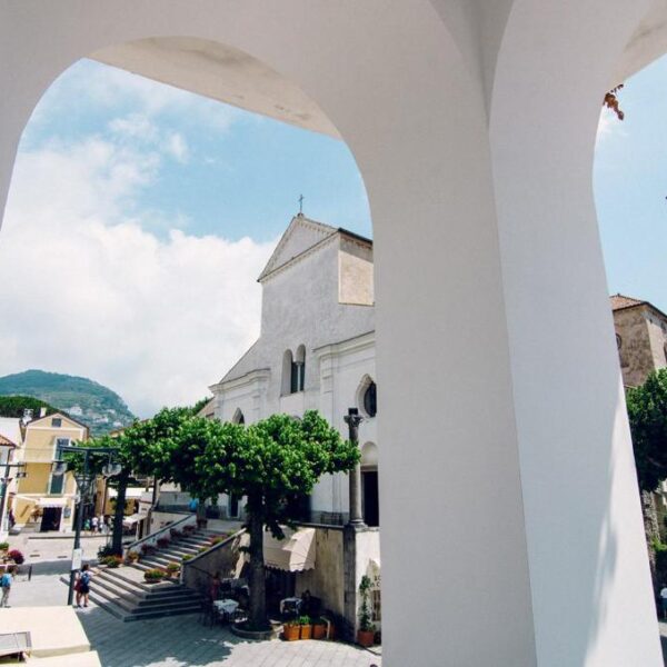 Vue sur une église de Ravello depuis une arcade blanche.