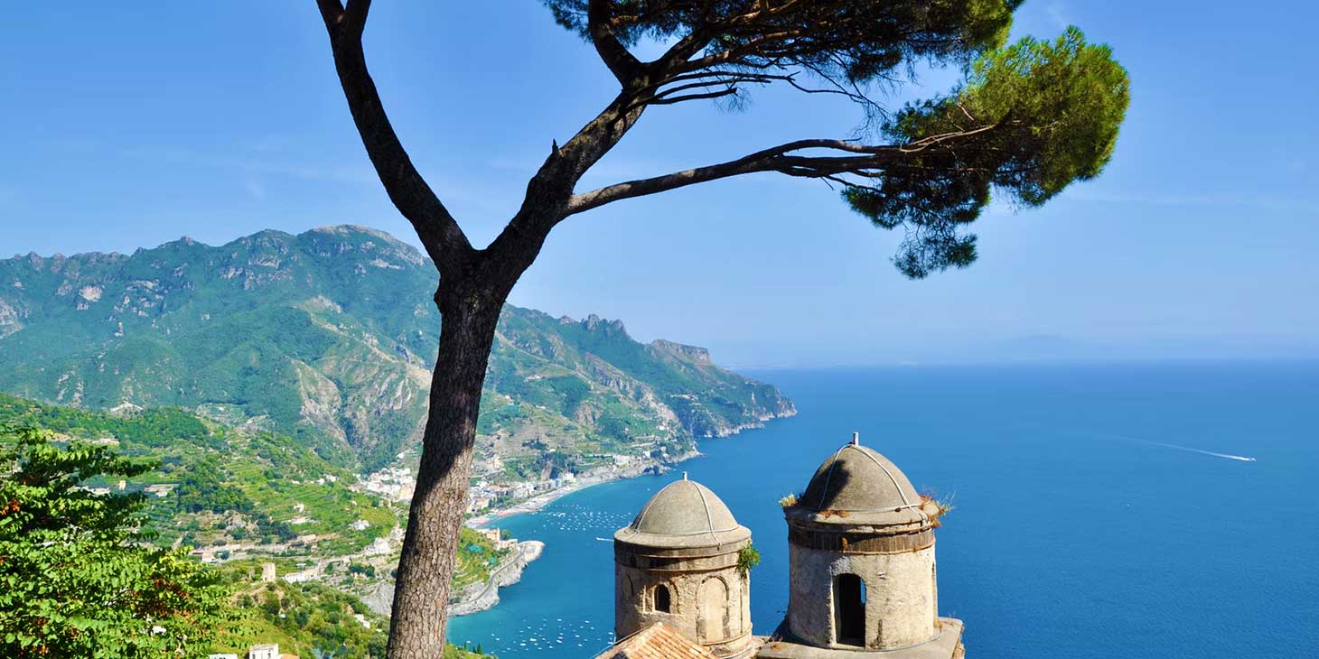 Vue panoramique depuis Ravello sur la mer, les montagnes et les coupoles historiques de la Côte Amalfitaine.