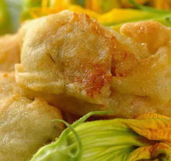 Beignets de fleurs de courgettes dorés et croustillants, une spécialité culinaire traditionnelle Napolitaine.