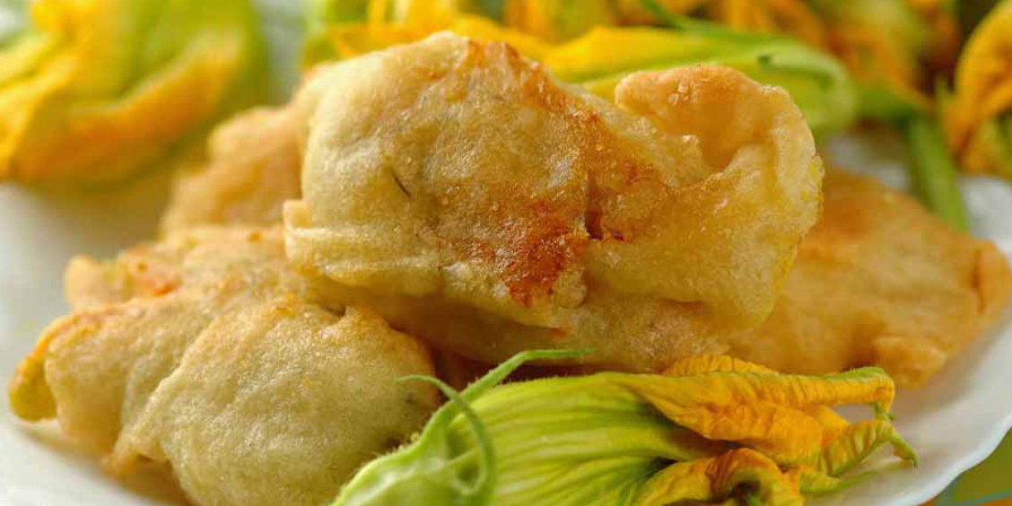 Beignets de fleurs de courgettes dorés et croustillants, une spécialité culinaire traditionnelle Napolitaine.
