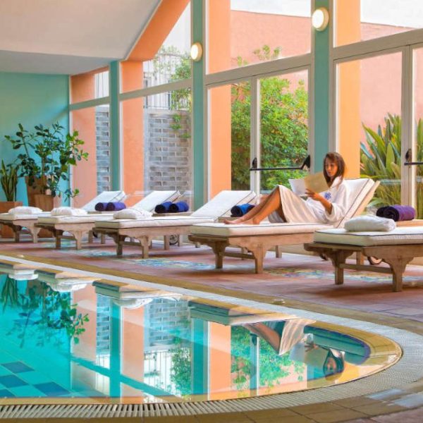 Piscine intérieure et espace de relaxation du Regina Isabella Resort & Spa.