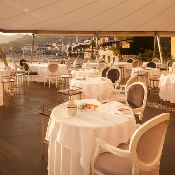 Terrasse du restaurant du Regina Isabella Resort & Spa avec vue sur la baie.