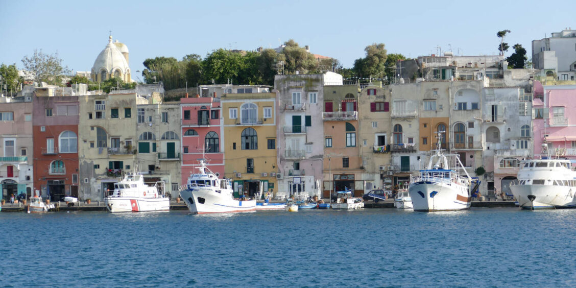 Arrivée au port de Procida et ses maisons colorées depuis Naples.