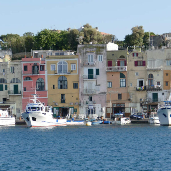 Arrivée au port de Procida et ses maisons colorées depuis Naples.