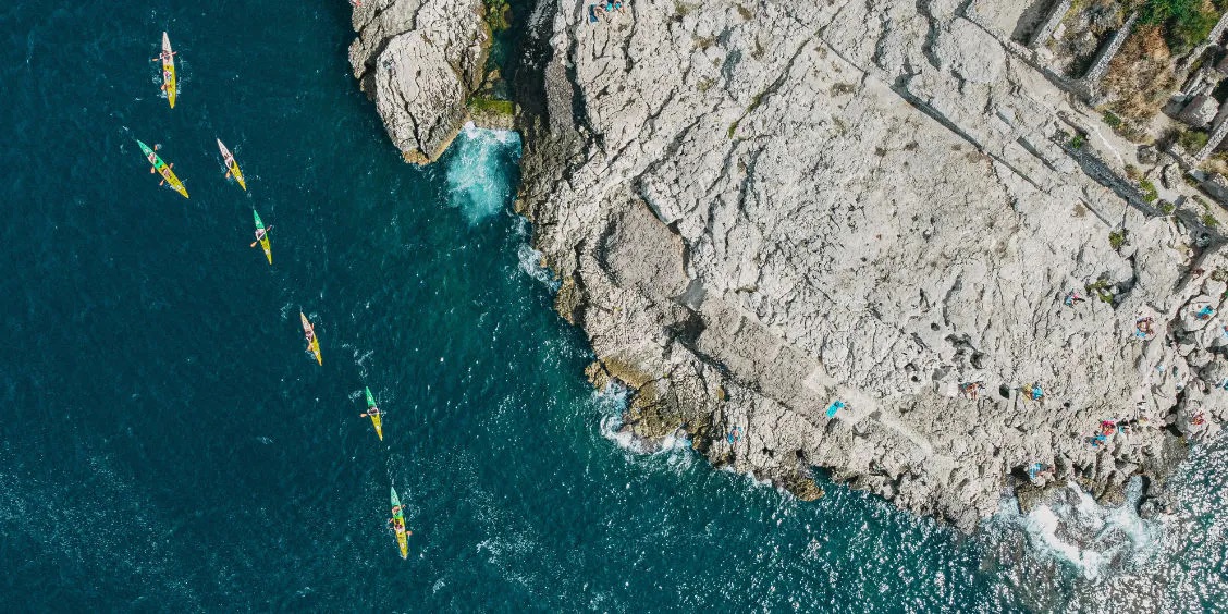 Kayaks près des rochers des Bagni della Regina Giovanna à Sorrente.