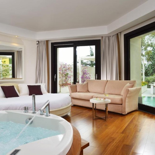Suite moderne avec lit rond et jacuzzi privatif au Relais Paradiso, Vietri sul Mare.
