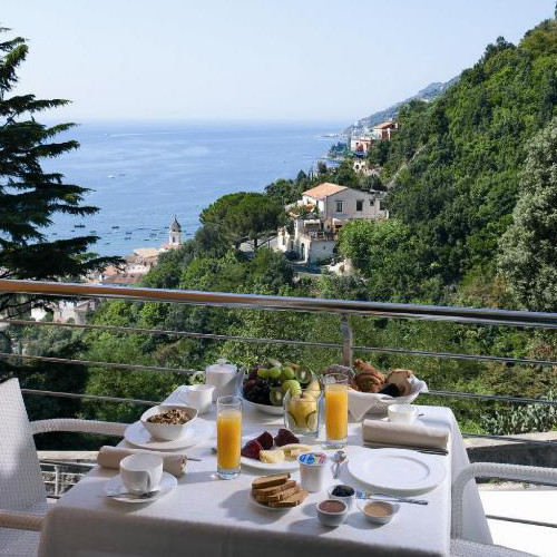 Petit-déjeuner en terrasse avec vue panoramique sur la côte à Vietri sul Mare.