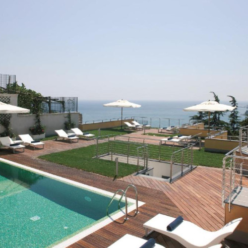 Piscine extérieure et solarium avec vue sur la mer au Relais Paradiso.