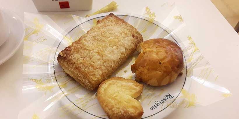 Pâtisseries napolitaines assorties sur une assiette, dont sfogliatella et gâteau feuilleté, spécialités de Naples.
