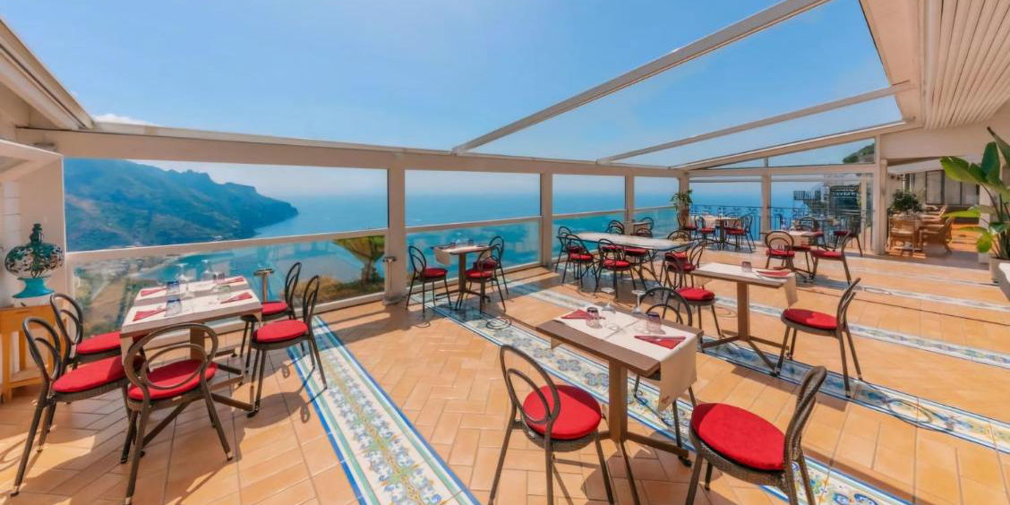 Terrasse couverte d'un restaurant panoramique à Ravello offrant une vue spectaculaire sur la mer.