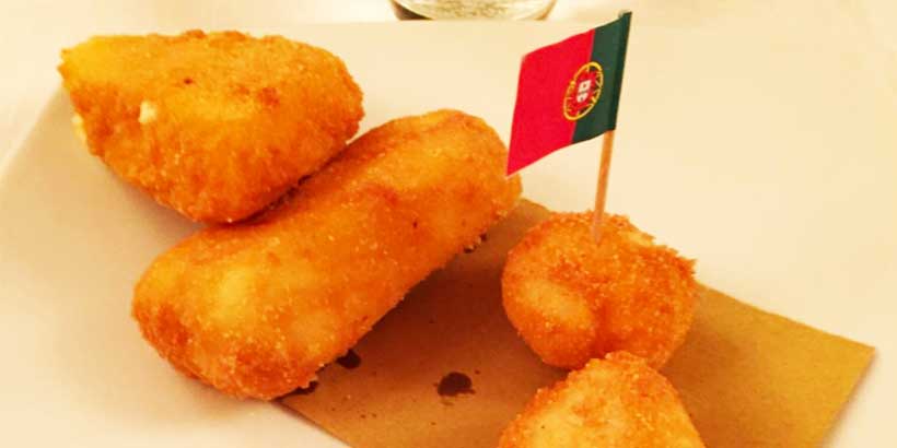 Croquettes et arancini frits sans gluten à Naples, spécialités italiennes croustillantes servies au restaurant.