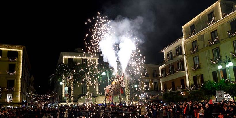 Réveillon du Nouvel An à Sorrente avec feu d’artifice et foule sur la place.