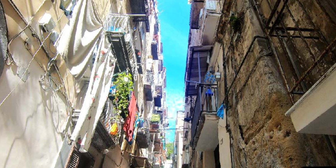 Ruelle authentique et architecture emblématique du quartier Rione Sanità à Naples.